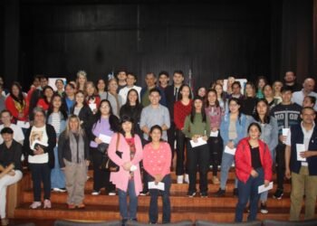 Puerto Esperanza: el municipio entregó becas a estudiantes universitarios