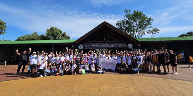 Alumnos misioneros destacados en el Móvilfest recorrieron las Cataratas del Iguazú
