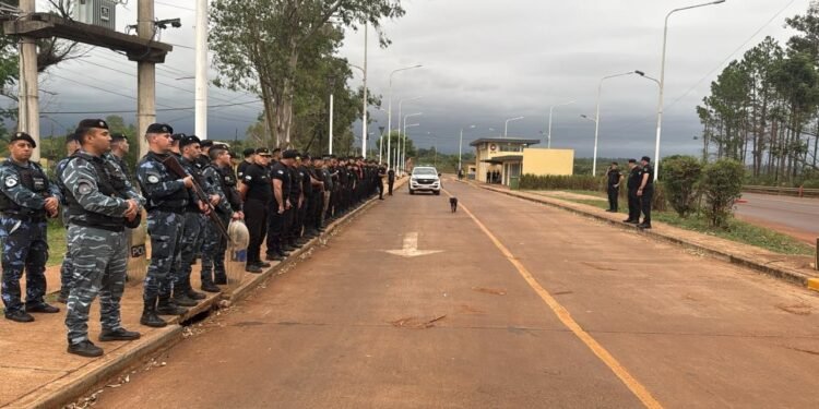 Fuerzas de Seguridad cumplen orden judicial y despejan piquetes en San José y Apóstoles