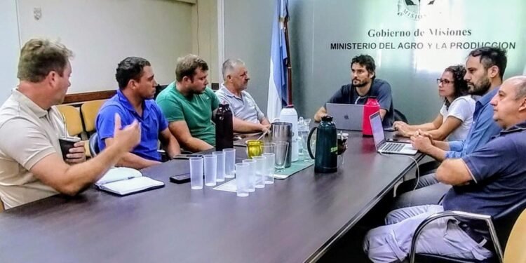 En una reunión de esta mañana, los productores yerbateros reclamaron precios justos y un presidente para el INYM