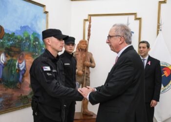 Passalacqua condecoró a los policías que le salvaron a vida a un bebé con maniobras de Heimlich