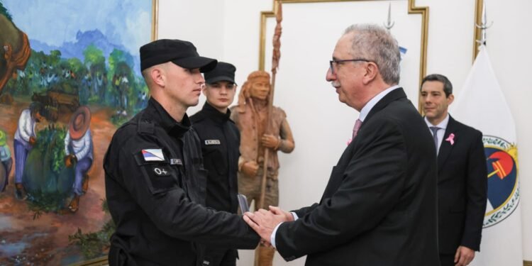 Passalacqua condecoró a los policías que le salvaron a vida a un bebé con maniobras de Heimlich