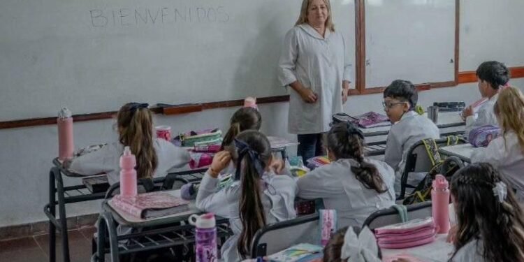Misiones financia el 62% de su educación y paga $60 mil millones mensuales en salarios docentes