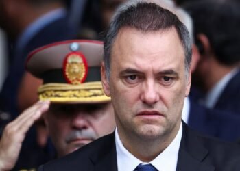 Cada vez más complicado: Manuel Adorni inicia su estrategia judicial para presentarse en Comodoro Py