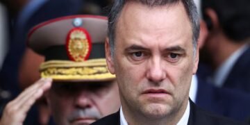 Cada vez más complicado: Manuel Adorni inicia su estrategia judicial para presentarse en Comodoro Py