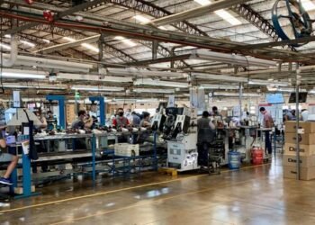 Dass, la única fábrica que produce Nike y Adidas en Argentina, no cierra pero la apertura importadora pone en jaque a 220 trabajadores en Eldorado