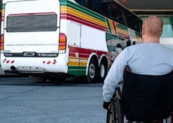 Nación dejó de compensar a empresas por pasajes gratuitos para personas con discapacidad y pacientes trasplantados