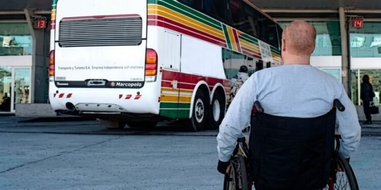 Nación dejó de compensar a empresas por pasajes gratuitos para personas con discapacidad y pacientes trasplantados